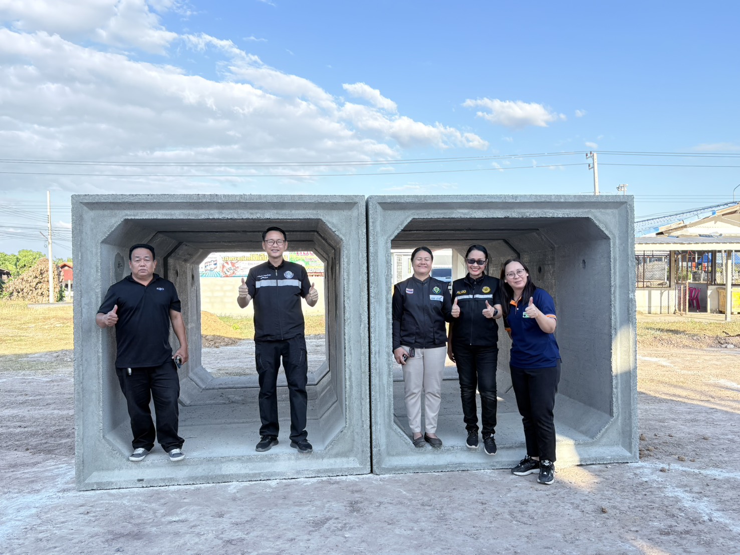 title - วันที่ 3 กุมภาพันธ์ 2569 นายเศรษฐเกียรติ กระจ่างวงษ์ เลขาธิการสำนักงานการปฏิรูปที่ดินเพื่อเกษตรกรรม    (ส.ป.ก.) มอบหมายให้สำนักงานการปฏิรูปที่ดินจังหวัดบุรีรัมย์ (ส.ป.ก.บุรีรัมย์) ดำเนินการมอบสิ่งของช่วยเหลือผู้ได้รับผลกระทบจากเหตุการณ์ความไม่สงบบริเวณแนวชายแดนไทย–กัมพูชาโดยนายประเสริฐ กาญจนเกียรติกุล ปฏิรูปที่ดินจังหวัดบุรีรัมย์ พร้อมด้วยเจ้าหน้าที่ ส.ป.ก.บุรีรัมย์ ได้ลงพื้นที่ตรวจเยี่ยม และมอบสิ่งของอุปโภคบริโภคเพื่อบรรเทาความเดือดร้อนให้แก่ผู้ได้รับผลกระทบในพื้นที่ ตำบลจันทบเพชร อำเภอบ้านกรวด จังหวัดบุรีรัมย์